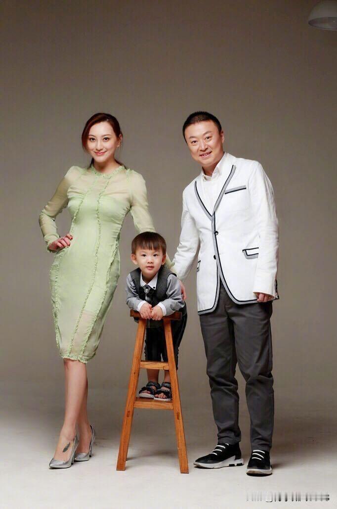 原来他们是夫妻，这么多年一直很相爱，一个照顾家庭，一个认真负责养家，一家三口的合