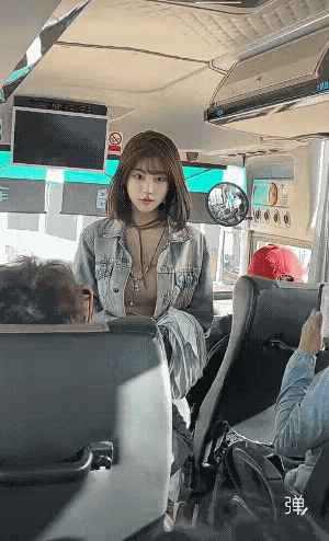 每次坐公交车，如果上来一个美女乘客，就会紧张的不行，好想她会选择在我旁边坐下，可