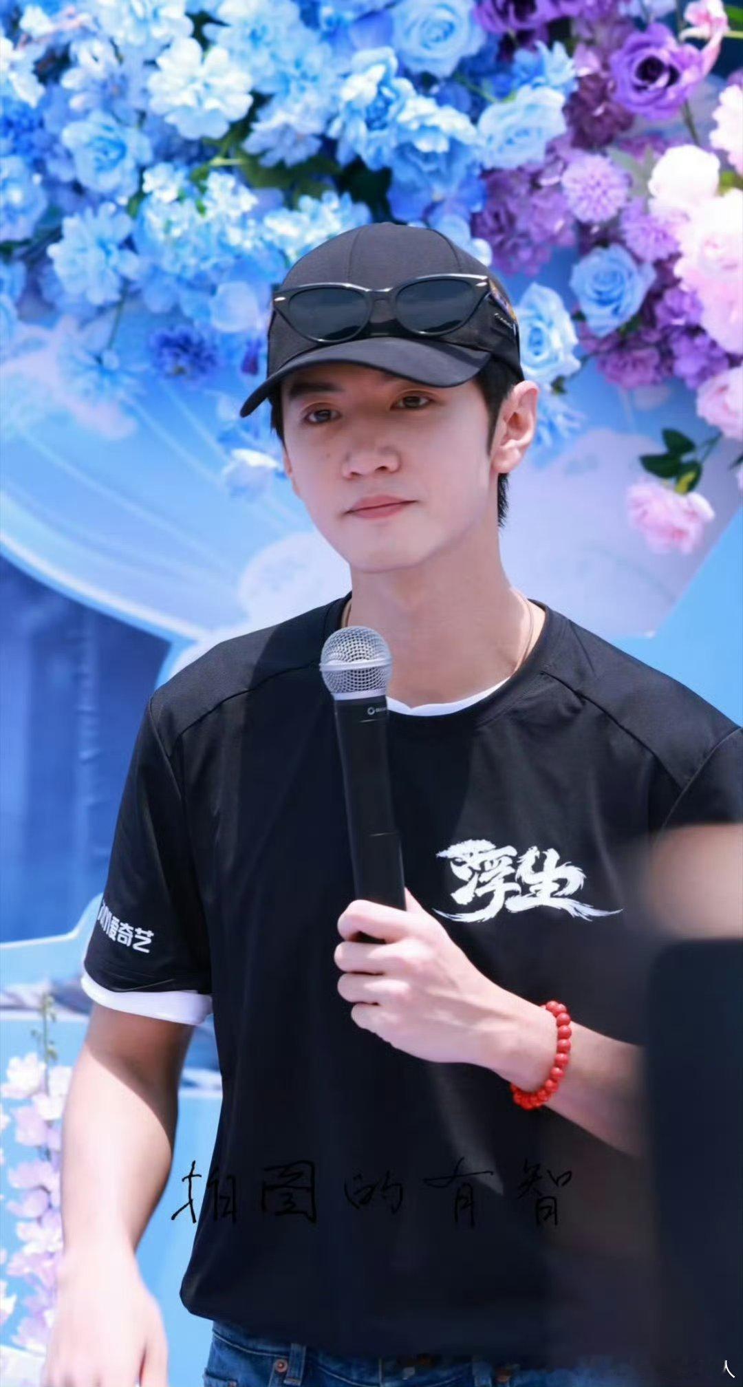 泽元鼻子嘴巴都是bug 
