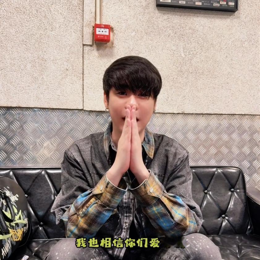 张云雷和柠檬就是双向奔赴的缩影！一个办“靠近你”演唱会，一个应援超给力，飞机都给