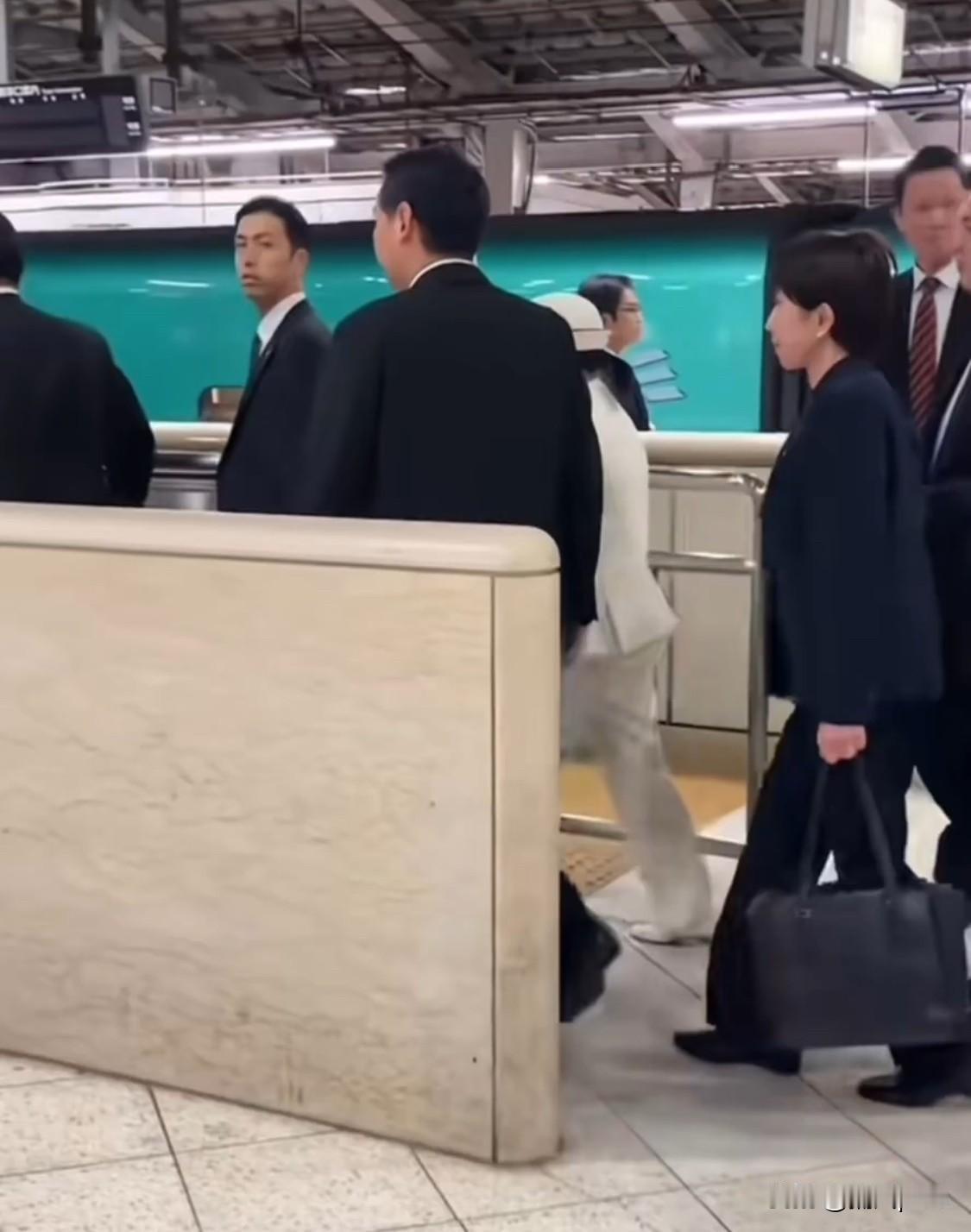 有人在日本火车站拍到了高市早苗，前呼后拥，保镖众多，高市早苗拎着公文包匆匆离开站