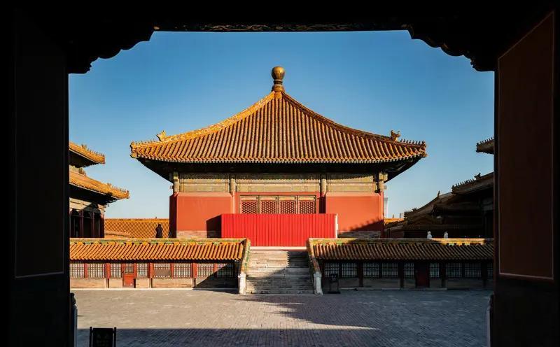 我家厕所比故宫还大。
这一句话绝对能证明在吹牛啦！故宫那可是占地面积巨大的古代皇