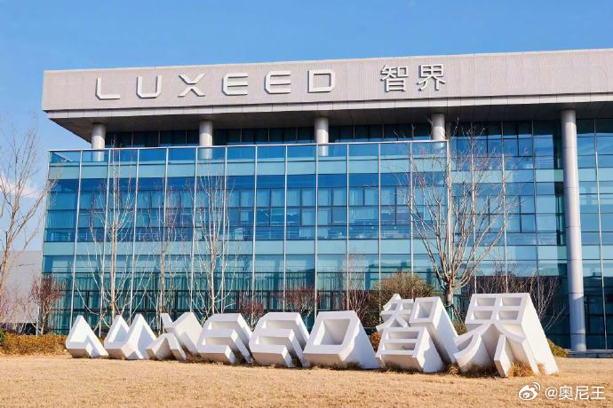 华为旗舰标准智界V9不计成本投入 现在50万级的高端MPV都在卷座椅冰箱，智界V