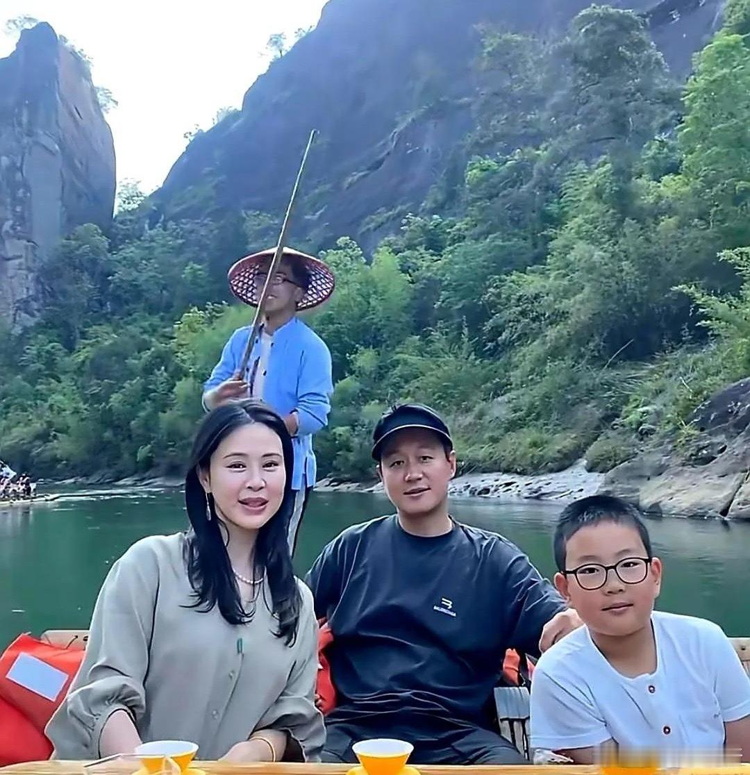 佟大为一家三口在武夷山坐竹筏的事，被拍下来了。儿子长得跟他一个模子刻的，网友都说