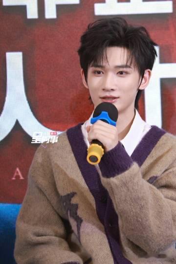 余宇涵躲C位失败 余宇涵躲C位失败，全因陈志鹏的“神操作” ，那无奈又震惊的小眼