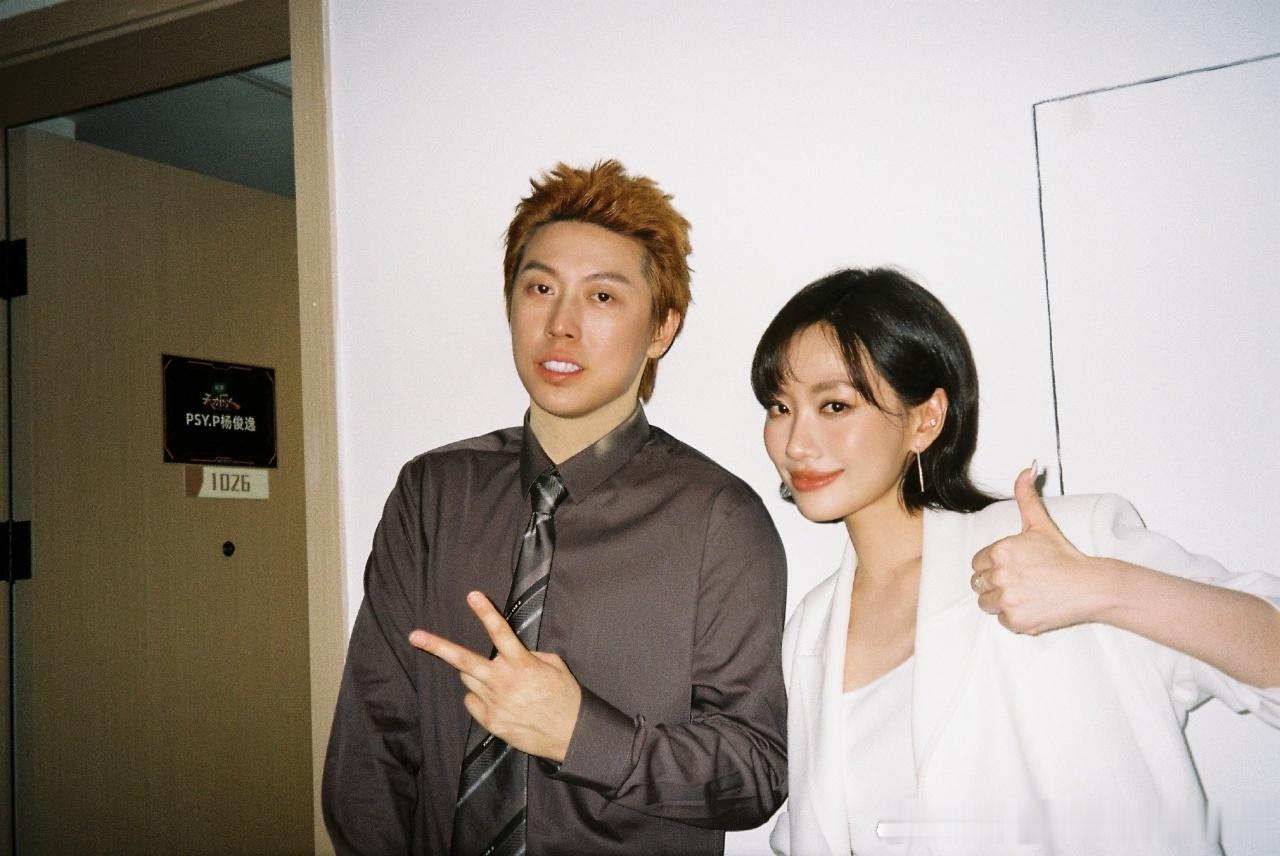 看着闫妮女儿对着那堆美食两眼放光，突然觉得她挺有观众缘的。这种不装的样子，在现在