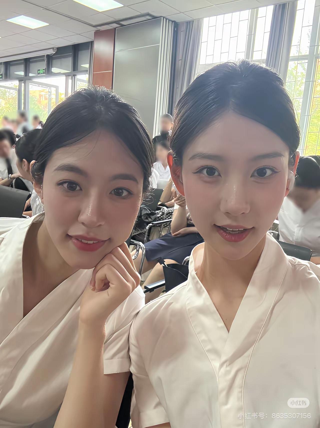 不是双胞胎，但是看着特别像，只能说是从一个医院毕业的