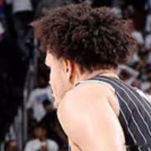 4月26日，NBA季后赛首轮G3活塞客场对阵魔术，魔术借助团队攻势持续压制活塞，