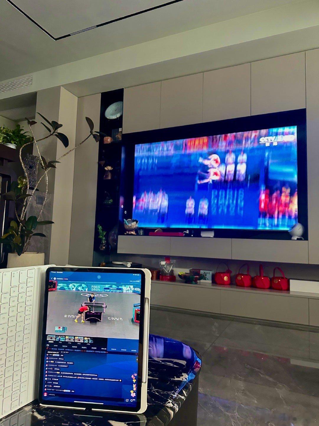 #谢兴阳 看奥运的正确打开方式# 看谢兴阳这架势，两场比赛同时开看，乒乓女单和女