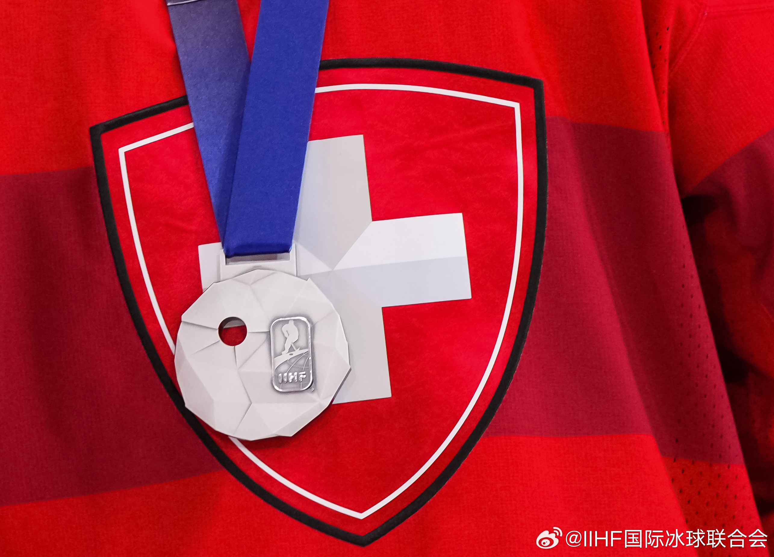 2026男子冰球世锦赛 连续两次在加时被对手绝杀，拿下两届银牌的🇨🇭队，你认