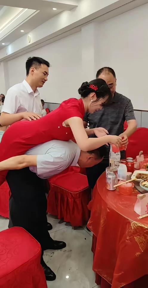 公公背儿媳妇敬酒，这是哪里的陋习
离谱