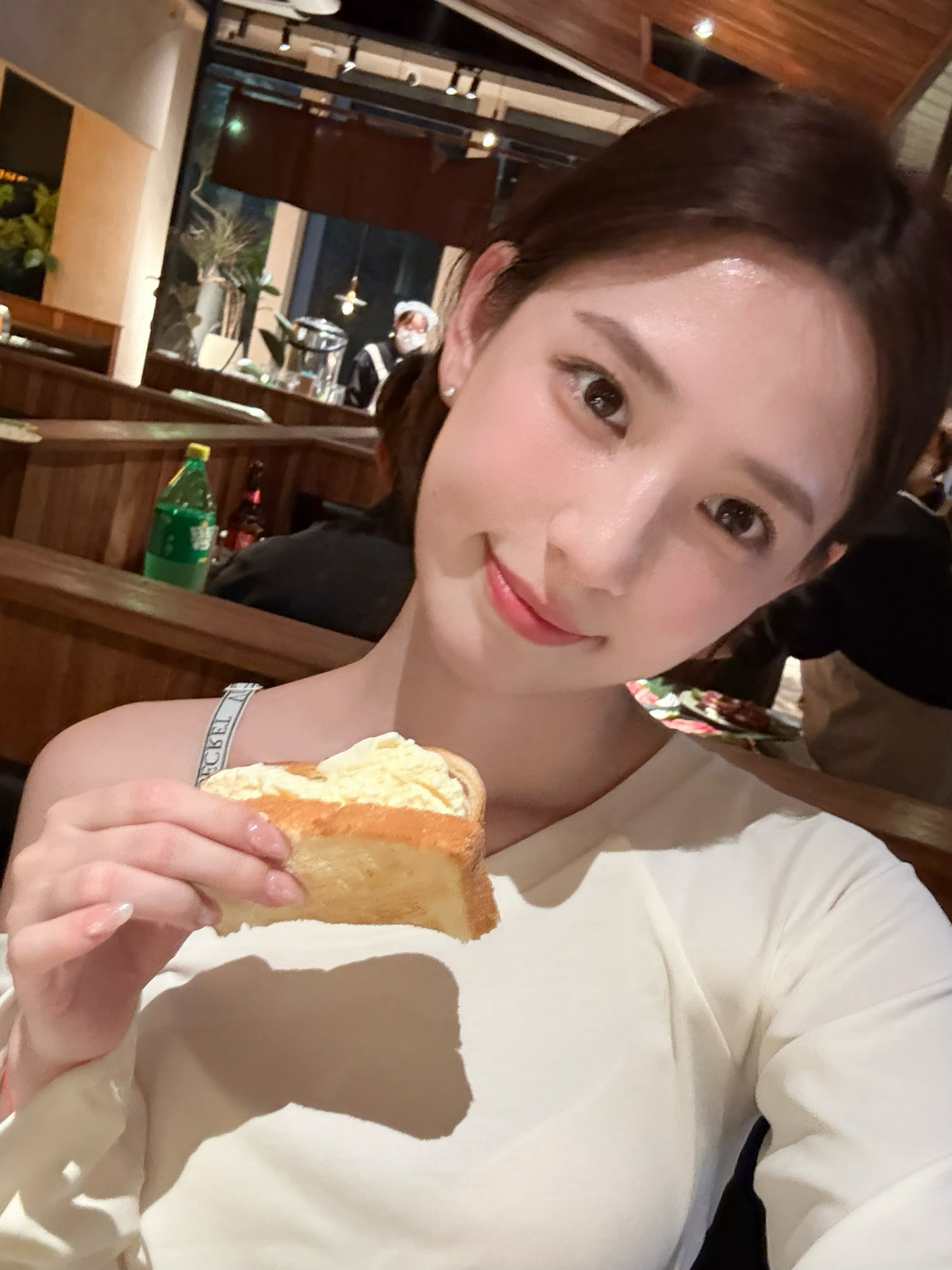 哇我以前为什么没点过面包冰激淋🍯很美味！还有这烤肉火旺得我满头大汗🥵 ​​​