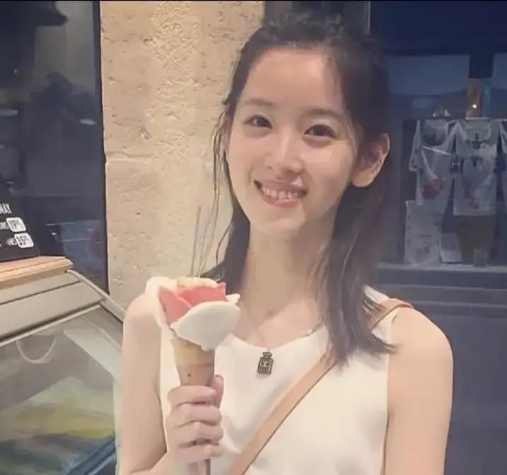 身价超600亿的老板娘章泽天，在2026年9月2日把64岁的何超琼请进播客镜头前