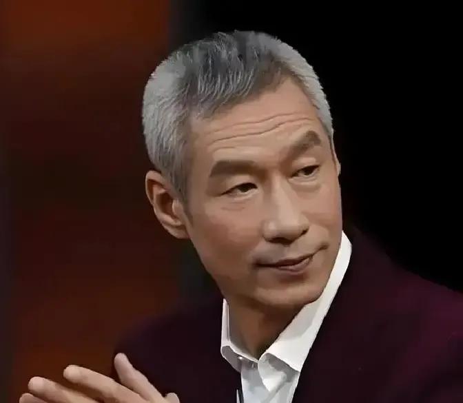 刘佩琦当年穷得只剩一张话剧票，孟天娇还是把户口本偷出来跟他领证。
岳母堵在门口骂