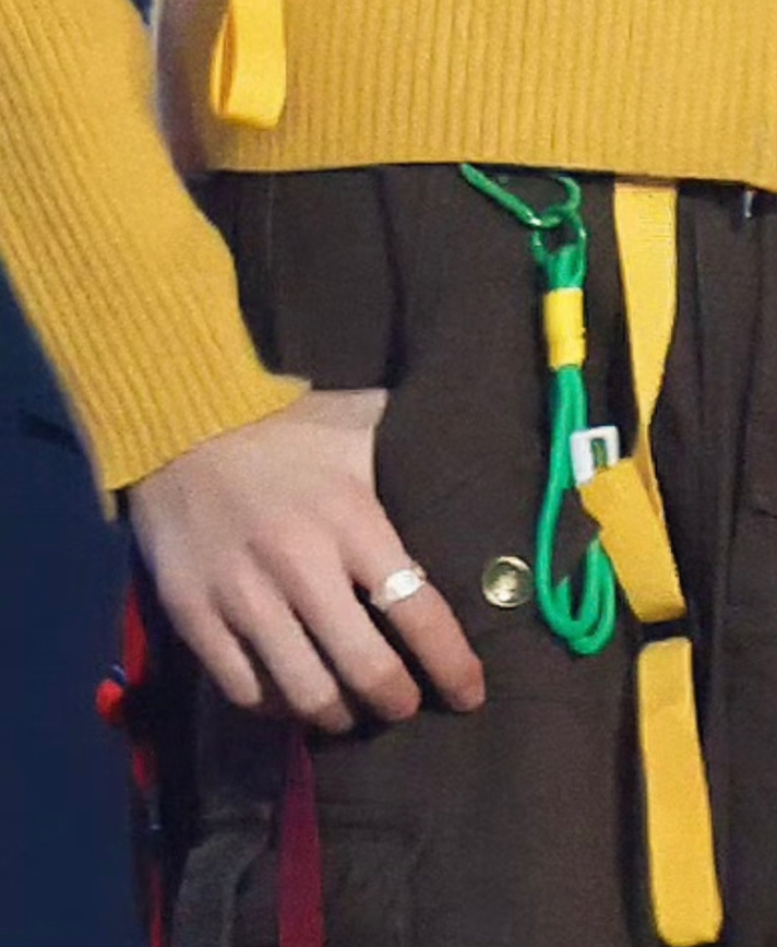 李煜东真的好适合手部首饰啊…漂亮的手就应该带亮晶晶的首饰啊！ 