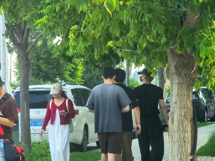 阿那亚偶遇白敬亭逛街 网友在阿那亚偶遇和朋友逛街，又是羡慕网友的一天~ ​ ​​