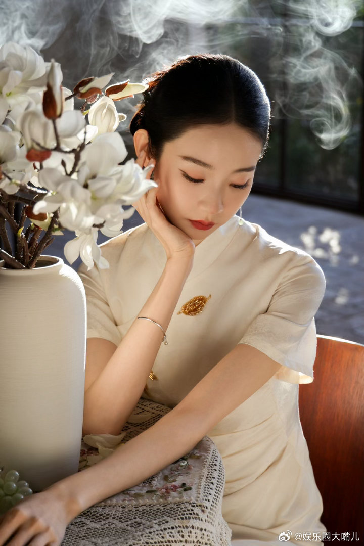 张艺凡民国美人 张艺凡的民国造型太有味道了！白玉兰旗袍尽显东方雅致，自带的故事感