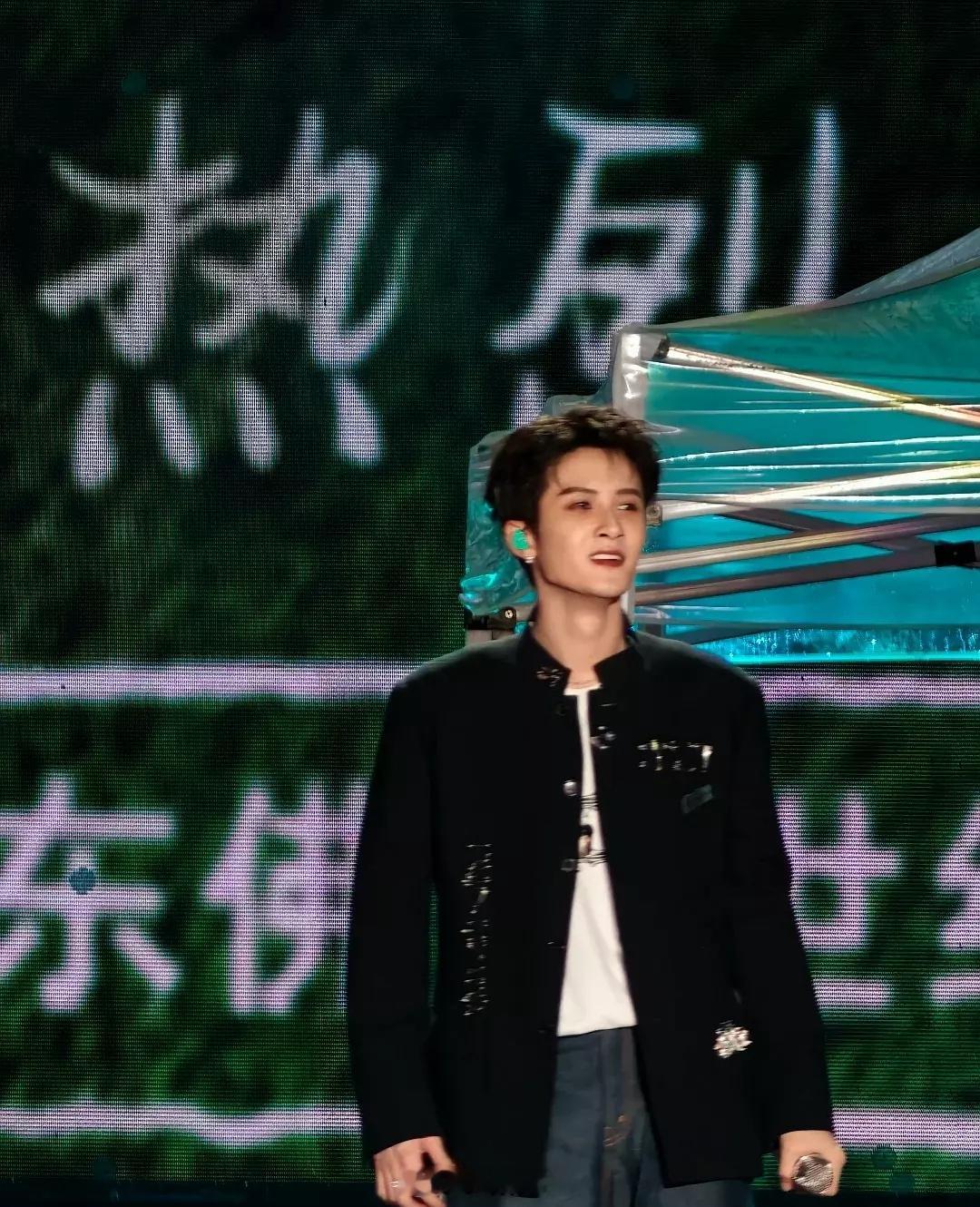 檀健次毕业歌会上的造型🈶，好干净利落的巨星！！！！ ​​​