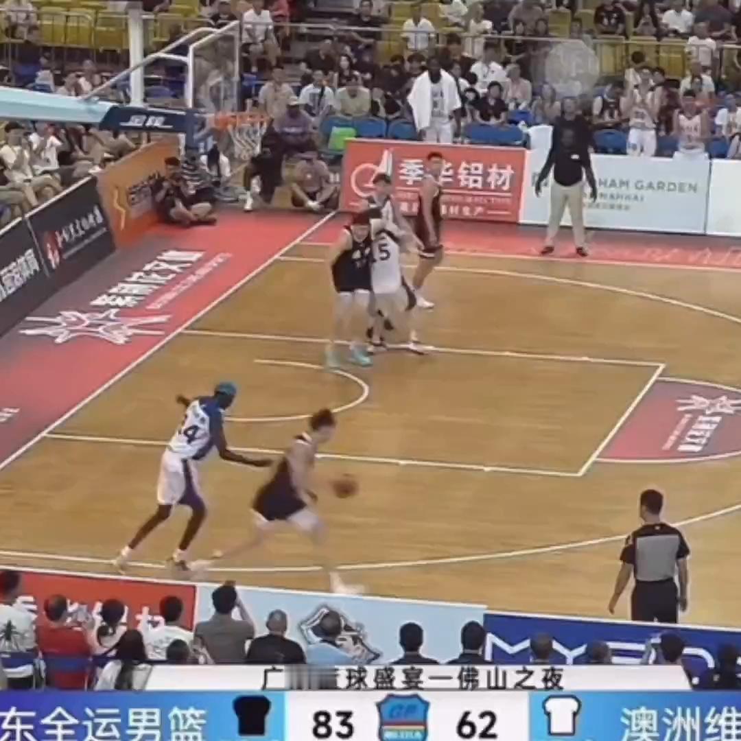张昊势大力沉隔扣对方球员。广东全运男篮 ​​​