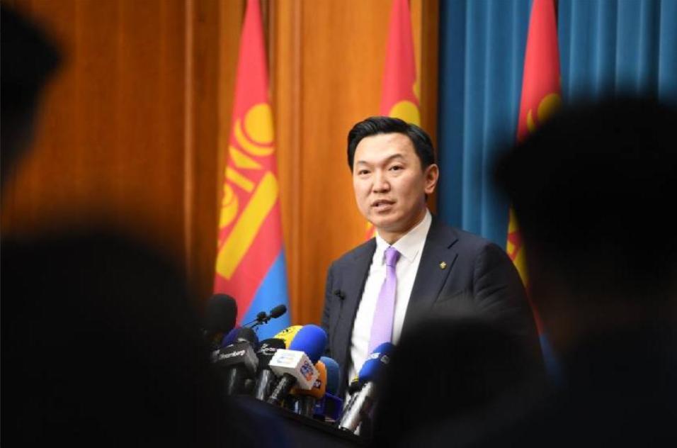 蒙古这波政坛操作真够猛。新总理上任没多久，先拿首都市长开刀，台面上冲着肉价，台下