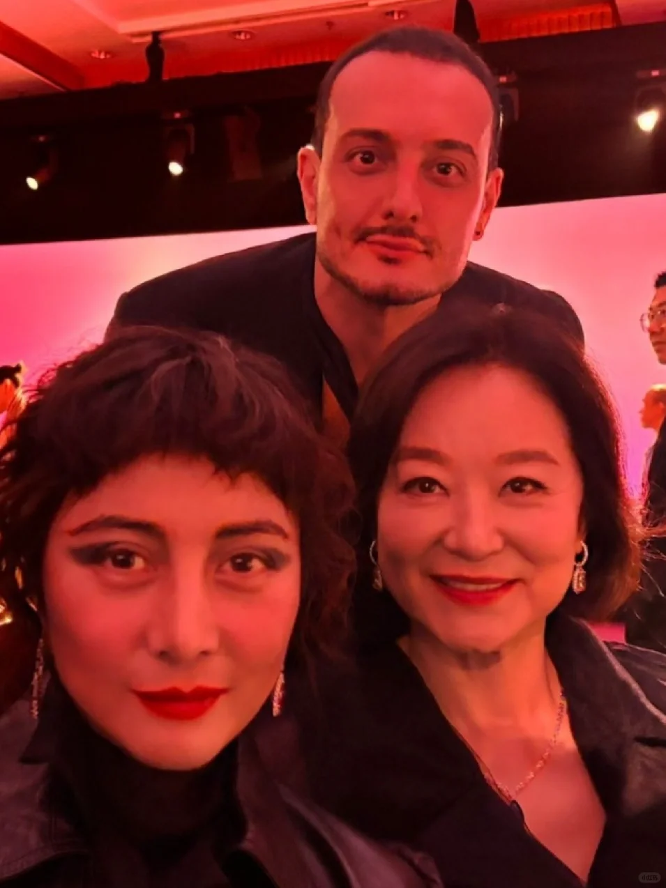 何超仪晒与林青霞合照！女神肋骨撞裂终康复