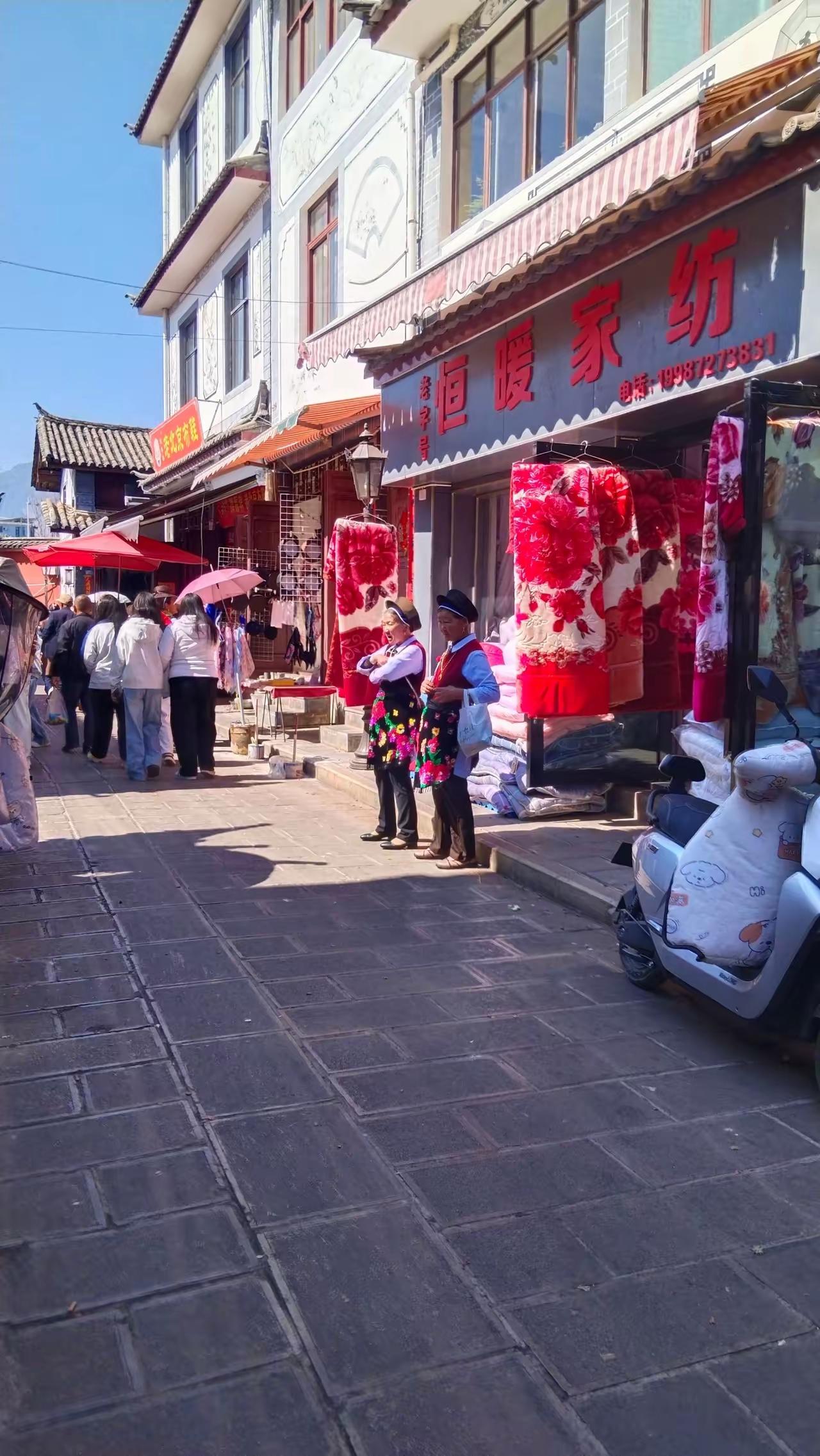 鹤庆春节·隔世相逢
               (张树忠)
       20