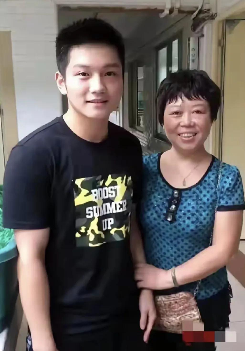 奥运冠军樊振东与小学班主任老师的一张同框照，看着特别的温馨。

樊振东上小学的时