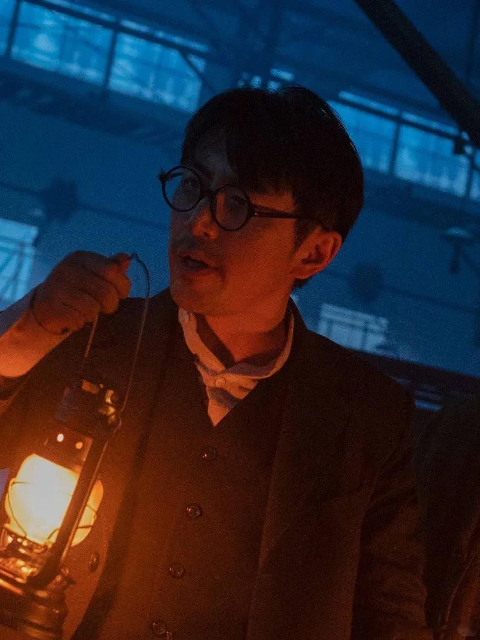 最后破案时，郑仕良负责同声翻译。我们白客也渐入佳境！ 