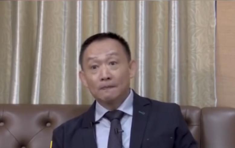 真是一记响亮的回旋镖！当年卢麒元天天喊着要管住“资本外流”、征收离境税，多少人觉