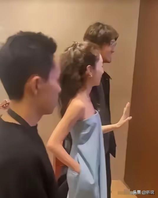 不得不说，她看着真像个小学生