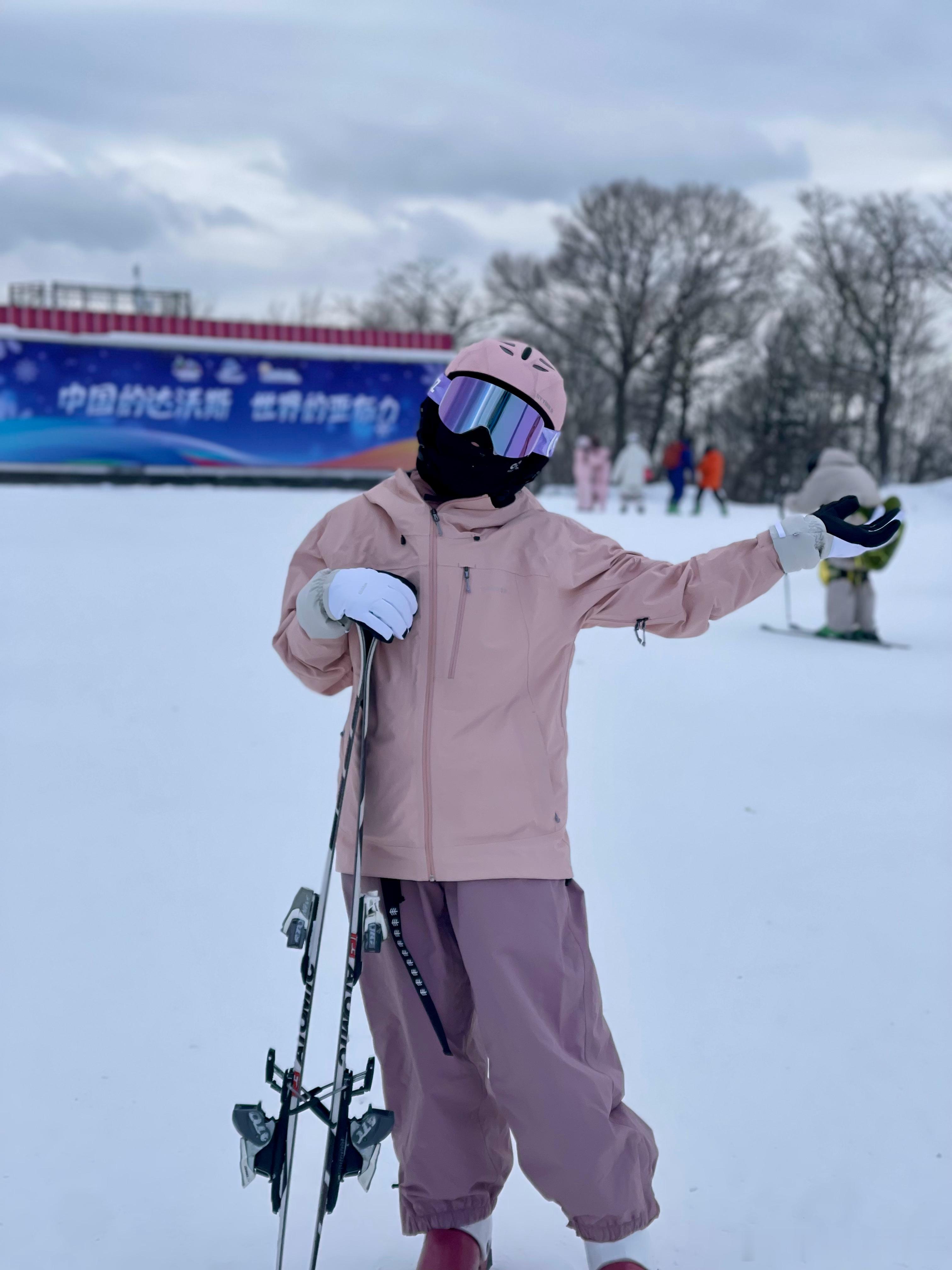今天这趟亚布力滑雪⛷共花了 1894 元一家三口的价格还不到去年我一个人在禾木请