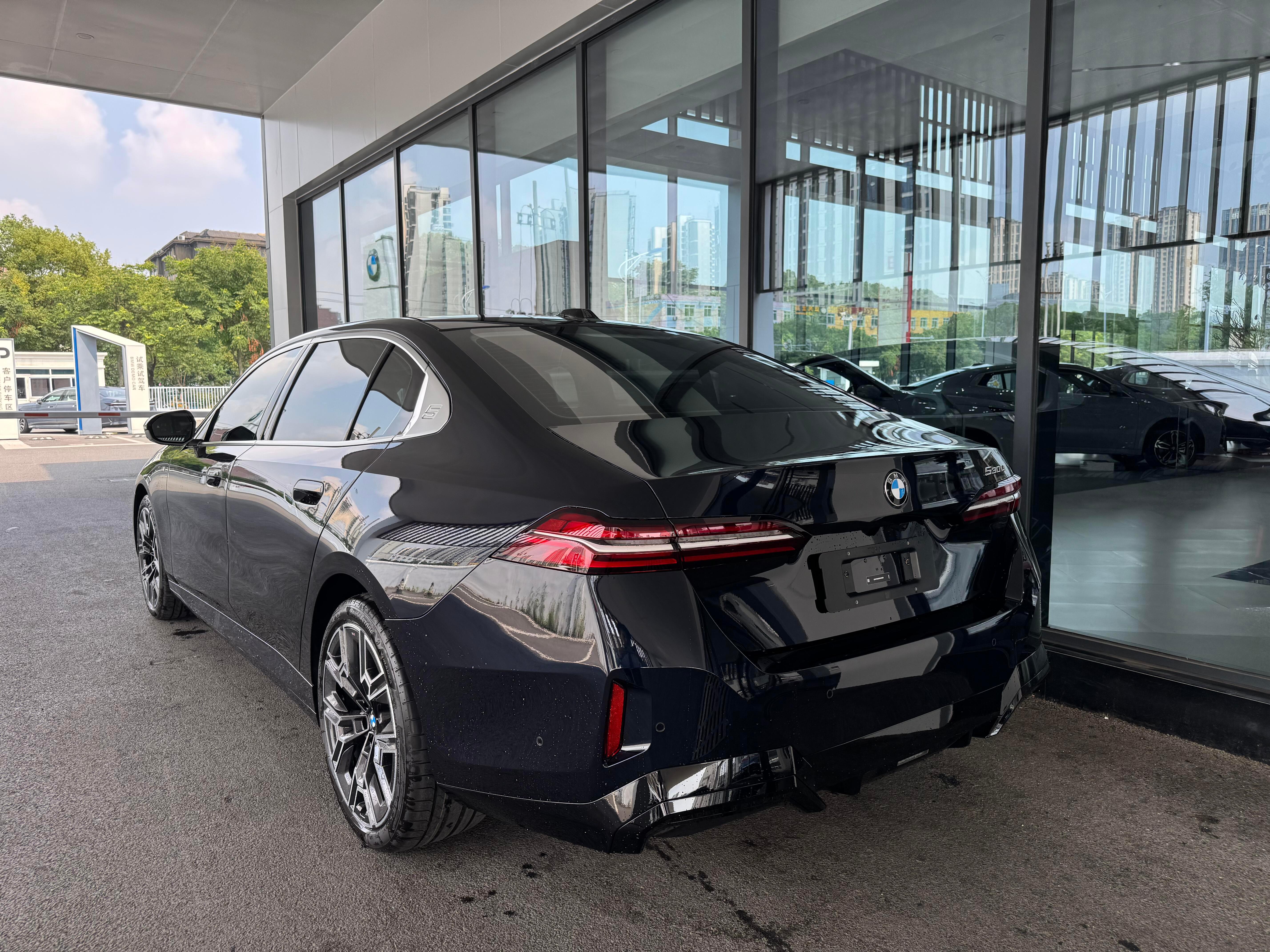 兄弟们，天塌了宝马530Li 尊享现在目前我们在江浙沪能拿到一台宝马530Li尊