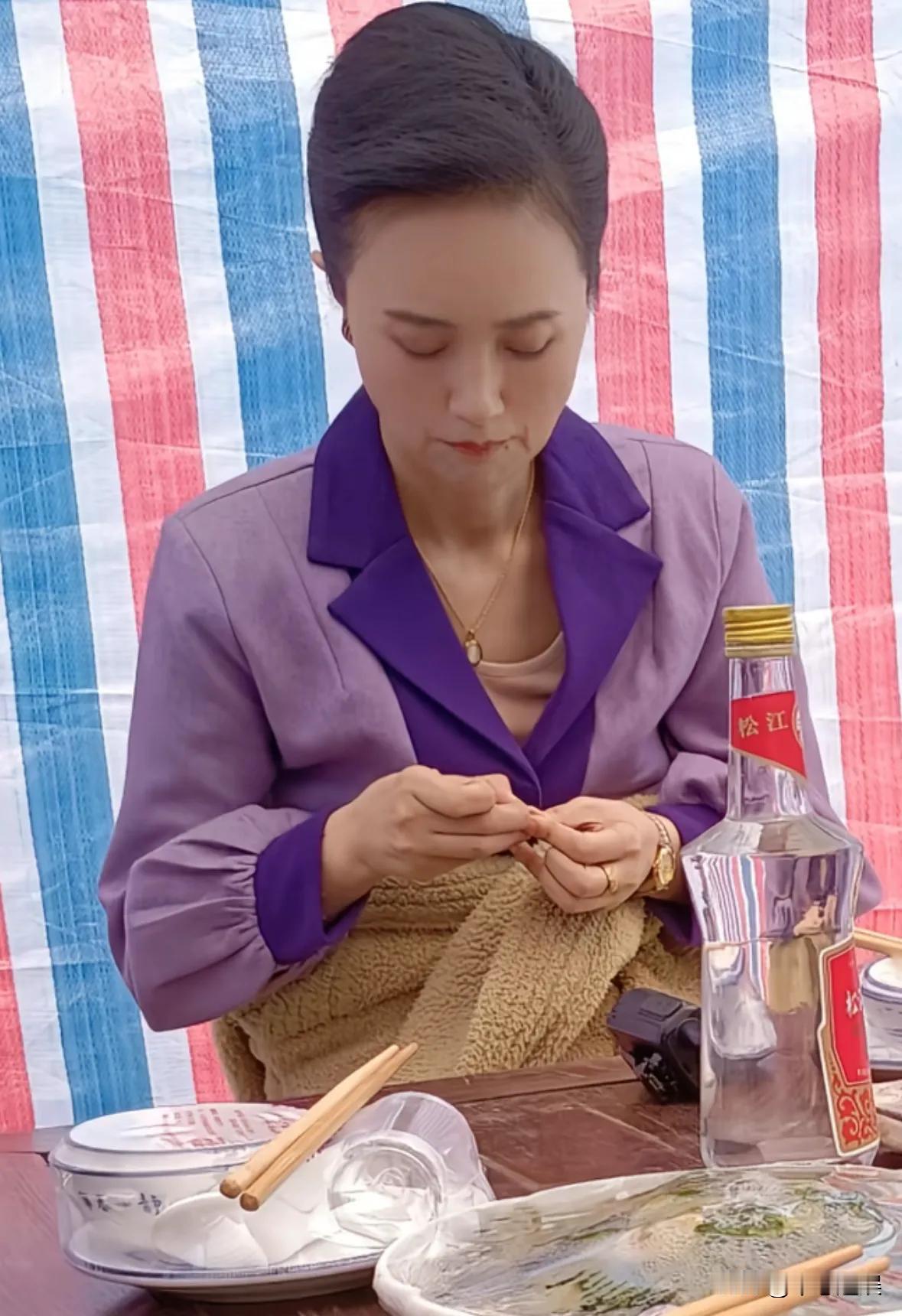 朱媛媛生前最后的片场照公开！

大热天用厚毛衣裹肚子保暖，瘦到脱相，不停咳嗽。