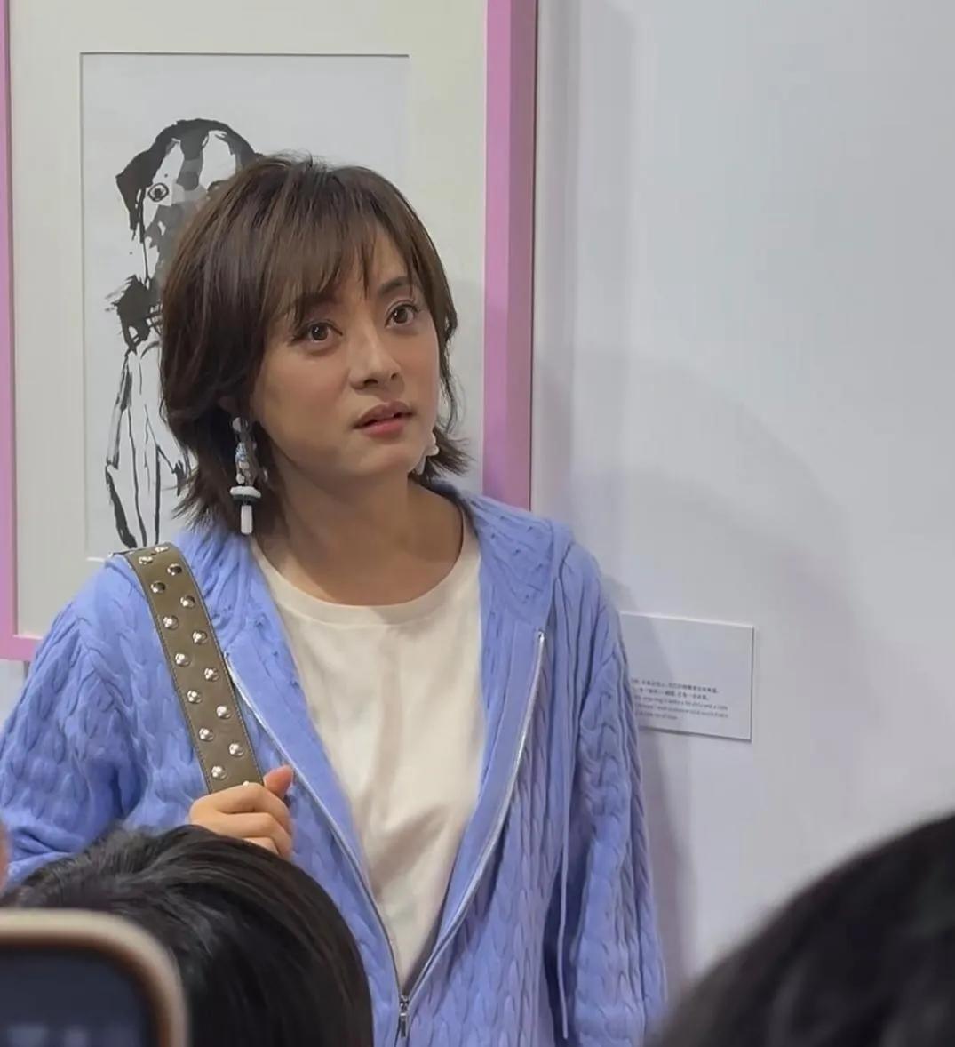 43岁孙俪现身画展，状态超好，宛如少女，不得不说这生养的真好！

孙俪娱乐圈知名