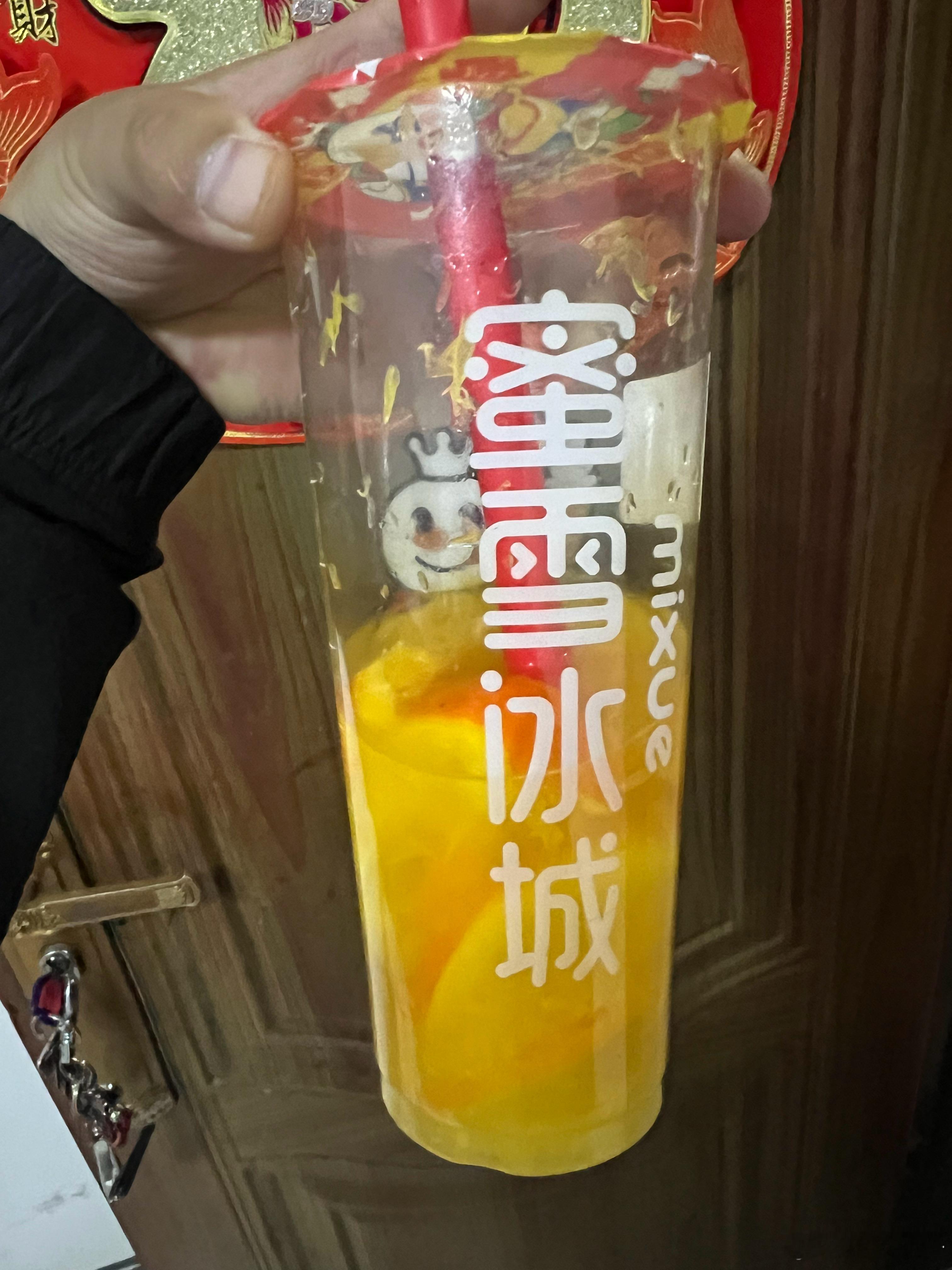 蜜雪冰城我谢谢你，一杯棒打鲜橙让我大过年的上吐下泻。便宜没好货说的是真的！ ​​