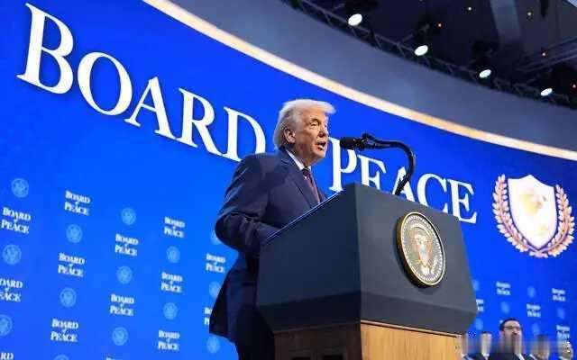 海外新鲜事 2026年1月22日在瑞士达沃斯举行的和平委员会揭幕仪式上，美国总统