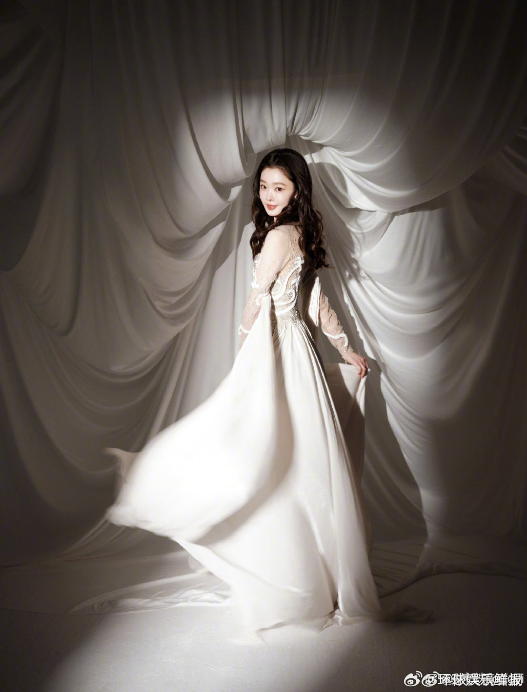 宋轶白裙羽毛头纱宋轶白色羽毛裙微博之夜出图 啊啊啊这套完全是仙女来的啊！纯白长裙