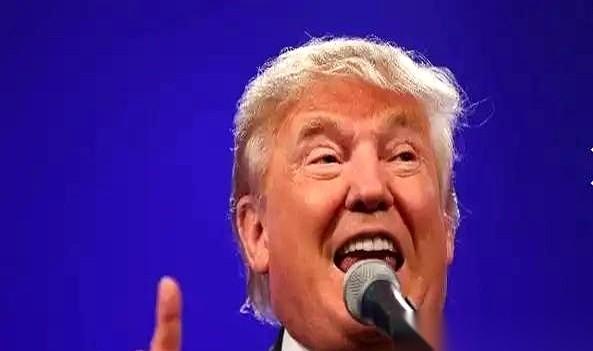 说真的，我都看笑了。
直升机从天而降，一帮全副武装的大兵，直接空降到一艘油轮上。