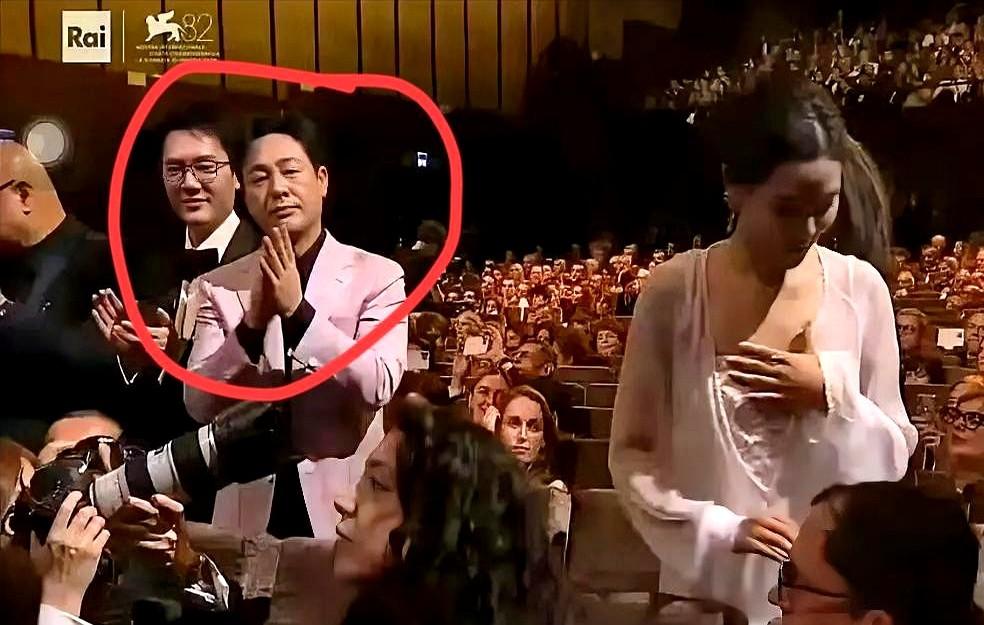 张颂文脸一垮，全网秒懂：他真凉了
镜头扫过去，他鼓掌鼓得青筋都出来了，嘴角却纹丝