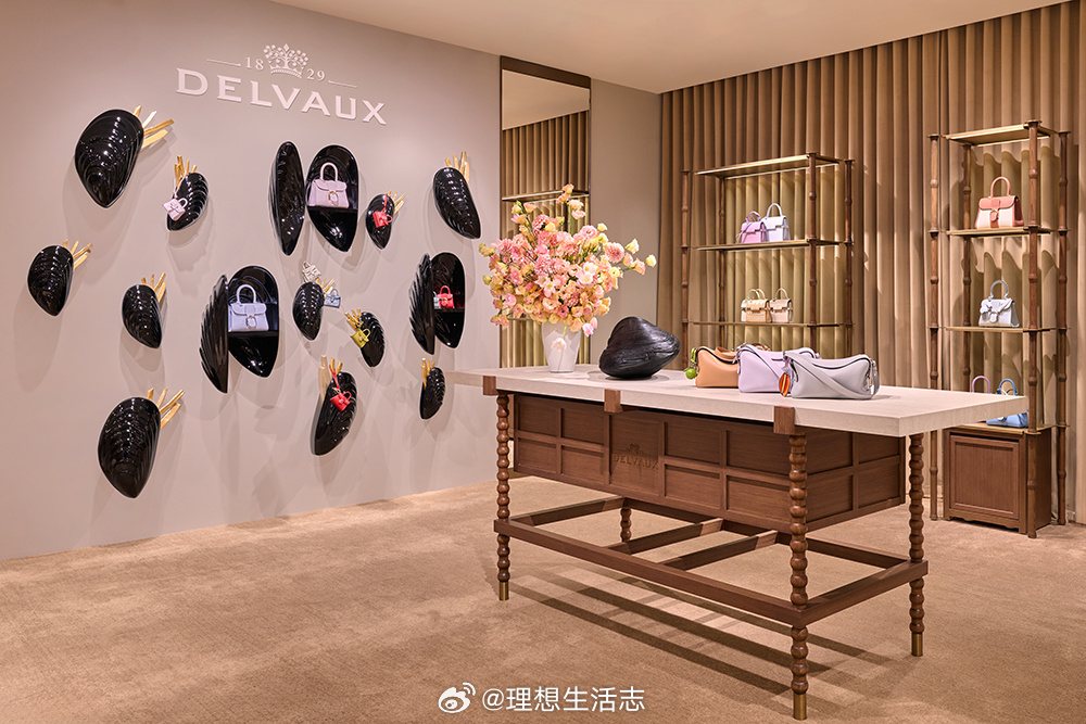 Delvaux杭州大厦精品店于2026年8月焕新升级。全新空间从布鲁塞尔汲取灵感