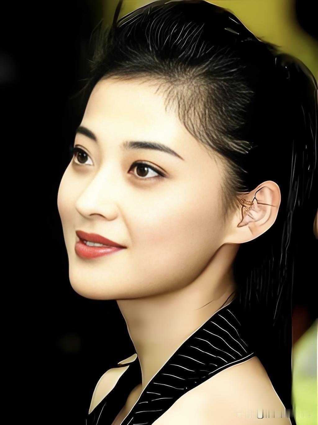 岁月不败美人，梅婷以精湛演技惊艳时光。她从容通透，将烟火日常过得温柔治愈，绽放独