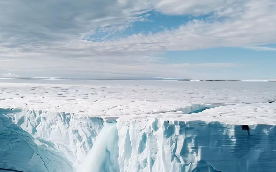 网传南极冰墙爬上黑影，明查：又是AI整的活

网传一段"神秘黑色生物爬上南极冰墙