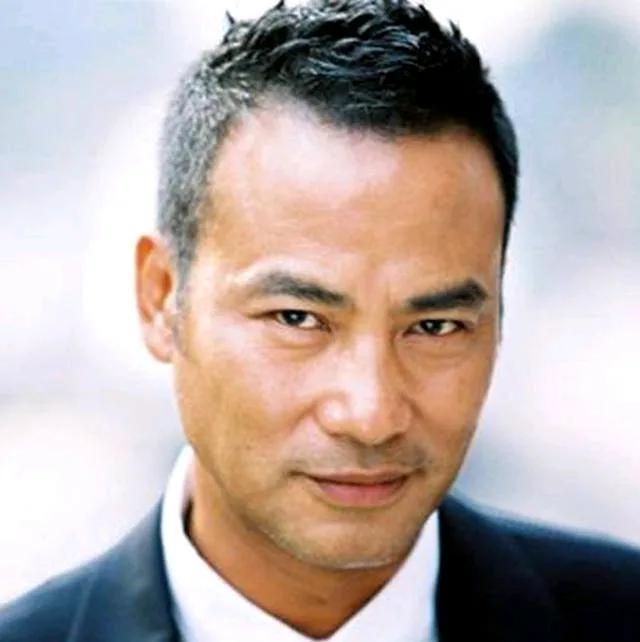 这两人长得确实挺像的，大家看像不像？他被称为大陆娱乐圈的任达华，这个人叫周浩东，