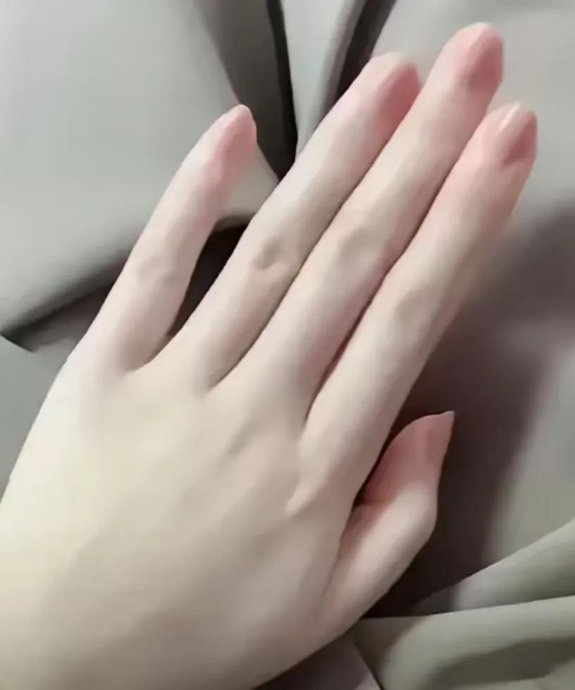 人生各种，
心酸自懂。
杯中三两酒七分失落，
心中万般苦无人诉说。