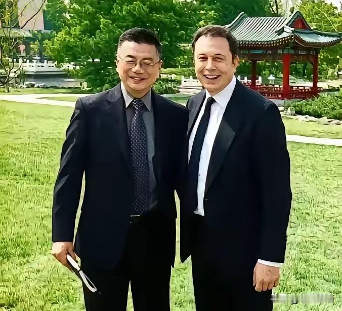 太意外！全球狂傲的马斯克，唯独对这位上海老同学甘拜下风。
在国际商界，马斯克向来