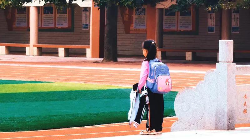 孩子想去外省上学你会支持吗 孩子想去外省上学，这事儿挺让人纠结。每年报志愿时，家