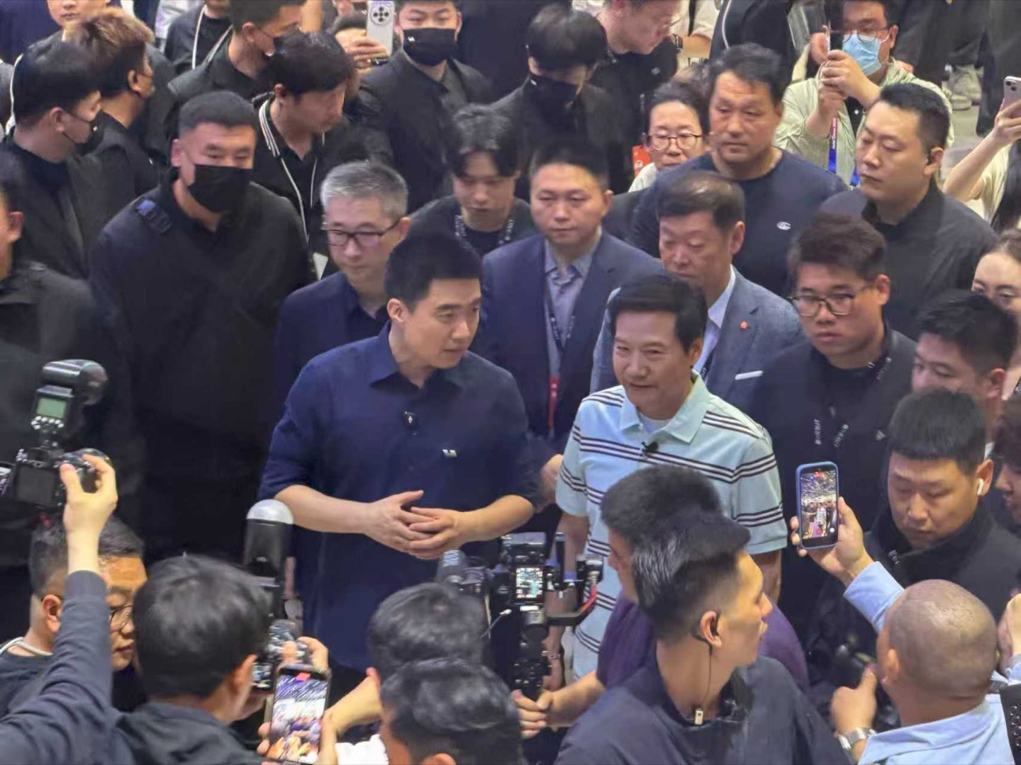 笑死我了，雷军去理想展台特地送李想一件“听我讲完”T恤雷军到理想展台看全新理想L