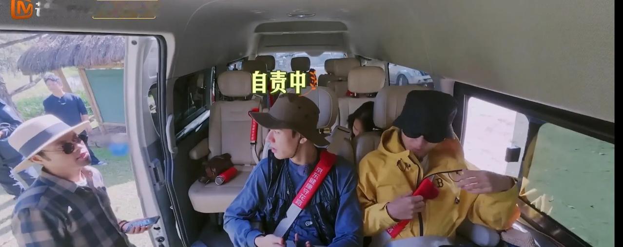 龚俊反复自责点餐错误，
叨叨个没完没了，
张晚意，那英马上
就坐不住了，赶紧
开