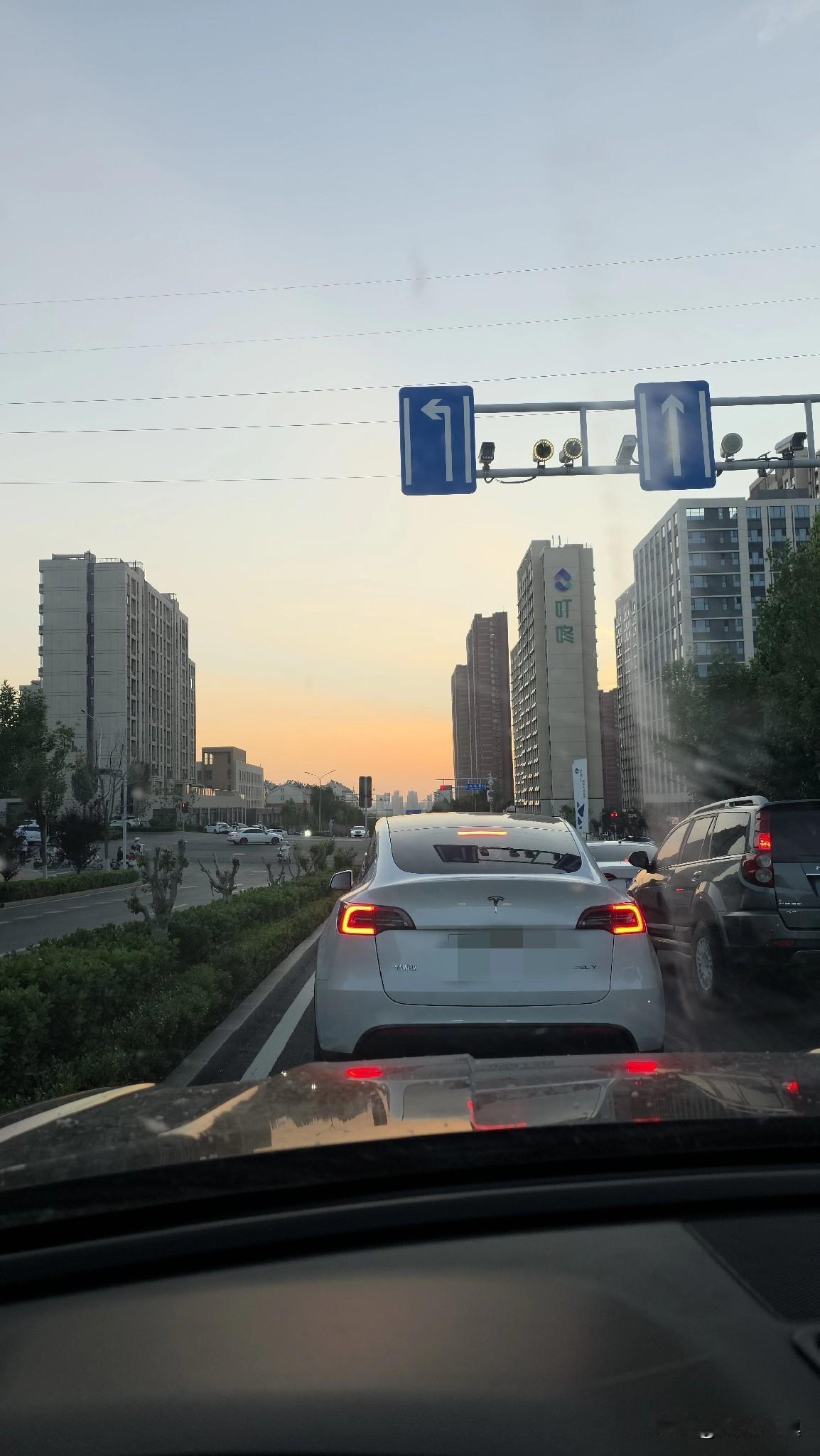 晚饭后，去了一趟商场……

都快七点了。喂饱lucky，我自己吃了一个馅饼，没事