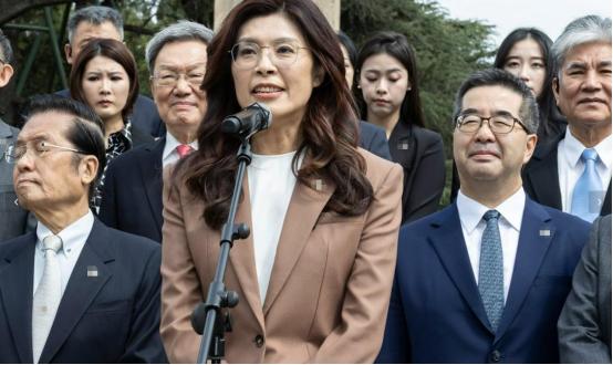 郑丽文的口才和情商，真不一般。两天之内，三次公开提及一家公司的名字。表面在称赞大